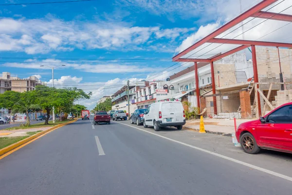 Playa del Carmen, México - 10 de janeiro de 2018: Vista ao ar livre de alguns carros estacionados na 5th Avenue, a rua principal da cidade. A cidade possui uma grande variedade de atividades turísticas devido à sua geografia — Fotografia de Stock