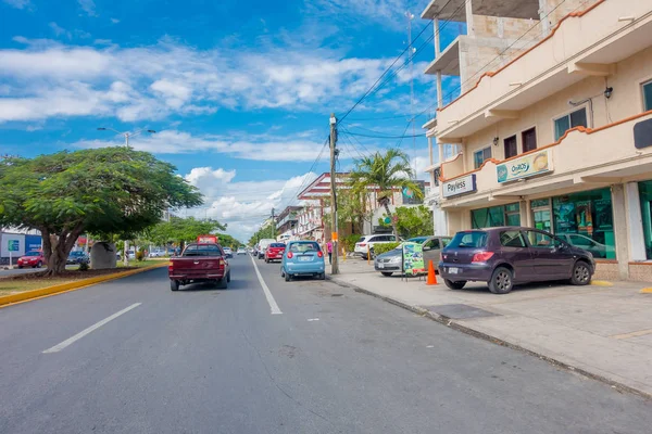 墨西哥, 卡门海滩-2018年1月10日: 一些汽车停放在第五大道, 城市的主要街道的户外视图。由于地理上的原因, 这个城市拥有广泛的旅游活动。 — 图库照片