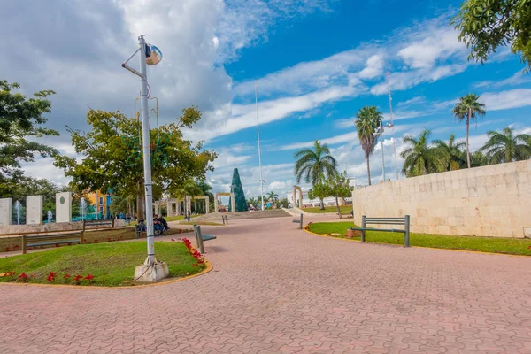 Playa del Carmen, México - 10 de janeiro de 2018: Vista ao ar livre de pessoas não identificadas no parque de Playa del Carmen, México — Fotografia de Stock