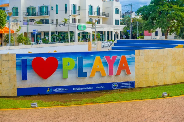 PLAYA DEL CARMEN, MÉXICO 01 DE ENERO DE 2018: Vista al aire libre de enormes palabras de I love playa at the enter of the city in Playa del Carmen, Riviera Maya, México — Foto de Stock