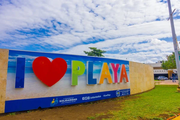 PLAYA DEL CARMEN, MÉXICO 01 DE ENERO DE 2018: Vista al aire libre de enormes palabras de I love playa at the enter of the city in Playa del Carmen, Riviera Maya, México —  Fotos de Stock