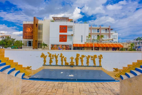 Playa del Carmen, México - 10 de janeiro de 2018: Vista ao ar livre da parede esculpida com forma de mexicanos indígenas, localizada em um parque de playa del Carmen, México — Fotografia de Stock
