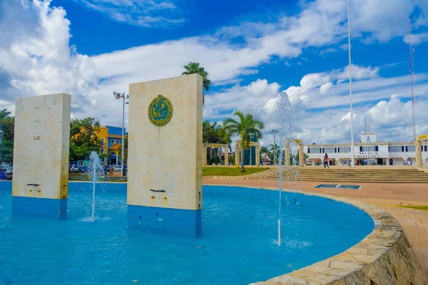 Playa del carmen, Mexiko 01. Januar 2018: Außenansicht von Steinbauten innerhalb eines künstlichen Brunnens in der Palza 28 de julio in playa del carmen, Riviera Maya, Mexiko — Stockfoto