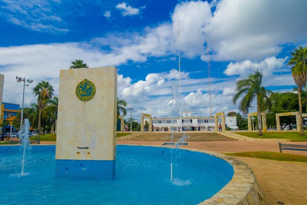 PLAYA DEL CARMEN, MEXICO JANUARY 01, 2018: Outdoor view of stoned structures inside of artifical fountain located in palza 28 de Julio in Playa del Carmen, Riviera Maya, Mexico — Stock Photo, Image