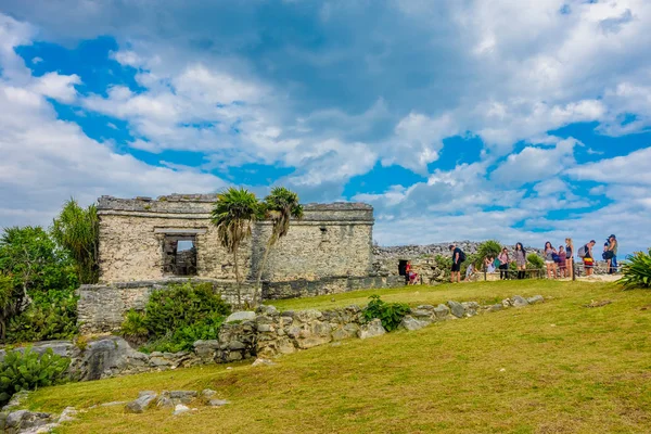 Tulum, Meksyk - 10 stycznia 2018: Niezidentyfikowanych ludzi chodzących w Mayan Ruins of Tulum poza tym Morze Karaibskie. Riviera Maya, Podróże Ameryka — Zdjęcie stockowe