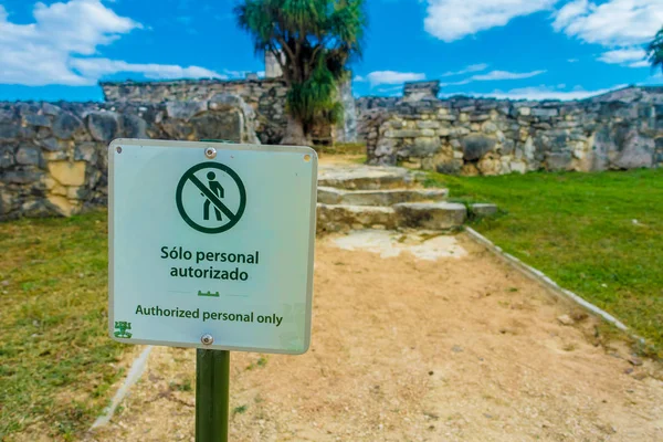 TULUM, MÉXICO - 10 DE ENERO DE 2018: Signo de consejo de personal autorizado solo escrito en una estructura metálica cercana a las ruinas mayas de Tulum en Meixco —  Fotos de Stock