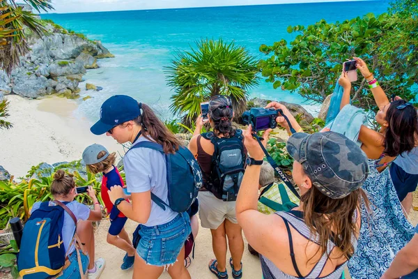 TULUM, MEXICO - JANUARY 10, 2018: Unidentified people in the cliff taking pictures and enjoying the beautiful view close to the Mayan Ruins of Tulum Besides Caribbean Sea. Riviera Maya, Traveling — Stock Photo, Image