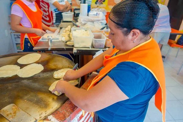 Tulum, Mexiko - 10 januari 2018: Oidentifierad kvinna arbetare att göra majs tortillas i Mexiko — Stockfoto