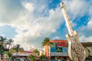 Cancun, Meksika - 10 Ocak 2018: Tanımlanamayan insanlara açık havada Hard Rock Cafe metalik gitar yapısı ile Cancun Cancuns otel bölgesi Forum merkezi yanındaki
