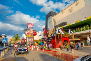 Cancun, Meksika - 10 Ocak 2018: Tanımlanamayan insanlar açık havada yürüyüş ve iki polis arabaları ve Cancuns otel bölgesi restoran ve Bar gün boyunca çevresinde içinde merkezi bir ambulans
