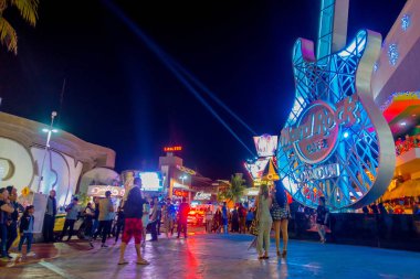 Cancun, Meksika - 10 Ocak 2018: Açık havada Hard Rock Cafe Forum merkezi Cancuns otel bölgedeki Cancun, tanımlanamayan insanlar