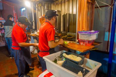 Cancun, Meksika - 10 Ocak 2018: İki erkek bir restaurantat Merkezi Cancuns otel bölgesinde yer alan tipik Meksika yemeği pişirme kapalı görünüm