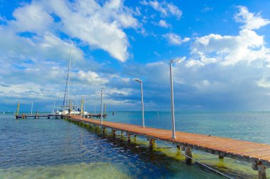 Cancun, Meksika - 10 Ocak 2018: Birçok tekne ile ahşap bir iskele güzel açık görünümü, bir güzel beyaz kum plaj Karayip Denizi Cancun Meksika kıyı içinde park edilmiş