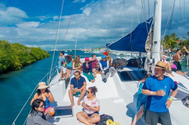 Cancun, Meksika - 10 Ocak 2018: Isla Mujeres, manzarayı kimliği belirsiz kişi Karayip Denizi, yaklaşık 13 kilometre Yucatan Yarımadası kıyıları açıklarında bir ada var. Ada kısmı