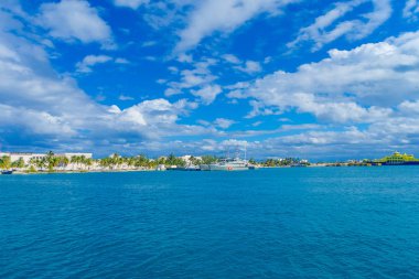 Isla Mujeres, Meksika, 10 Ocak 2018: Güzel açık görünümü horizont Beach Isla Mujeres Karayip Denizi, Meksika turkuaz su ile bazı binalarda ve askeri gemi