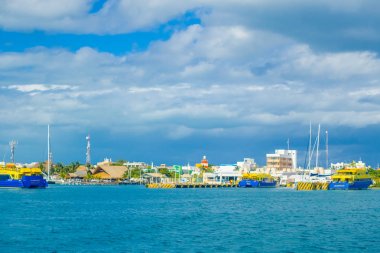Isla Mujeres, Meksika, 10 Ocak 2018: Bazı binalarda horizont Beach Isla Mujeres Karayip Denizi, Meksika turkuaz su ile güzel açık manzarasına