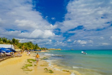 Bir Playa del Carmen, Meksika - 10 Ocak 2018: Playa del Carmen güzel turkuaz ve temiz su ile gün batımında sahilde tanımlanamayan kişi