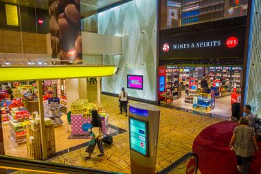 Singapore, Singapur - 30 Ocak 2018: Yürüyüş ve Singapur Changi Havaalanı içinde stok içinde satın alma kimliği belirsiz peopole yukarıdaki görünümünü