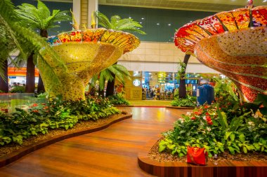 Singapur - yaklaşık Ağustos, 2016: Singapur Changi Havaalanı içinde bitkiler ile küçük bir bahçede yürüyüş insanlar kapalı görünümünü. Singapur Changi Havaalanı Singapore için birincil sivil Havaalanı olduğunu