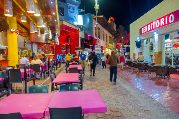 CANCUN, MEXIQUE - 10 JANVIER 2018 : Des personnes non identifiées à l'extérieur marchent et profitent de la vie nocturne au centre de la zone hôtelière de Cancuns autour des restaurants et des bars — Photo