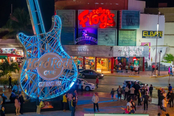 CANCUN, MÉXICO - JANEIRO 10, 2018: Pessoas não identificadas ao ar livre do Hard Rock Cafe em Cancun no centro do Fórum em Cancuns zona hoteleira — Fotografia de Stock