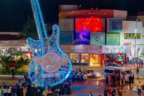 CANCUN, MÉXICO - JANEIRO 10, 2018: Pessoas não identificadas ao ar livre do Hard Rock Cafe em Cancun no centro do Fórum em Cancuns zona hoteleira desfrutando da vida noturna — Fotografia de Stock