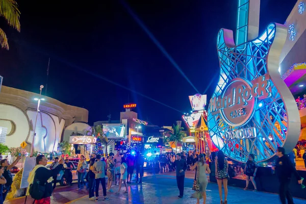 Cancun, Mexico -, 10 januari 2018: Menigte van mensen genieten van het nachtleven in de open lucht van Hard Rock Cafe in Cancun op het Forum center in Cancuns hotelzone — Stockfoto