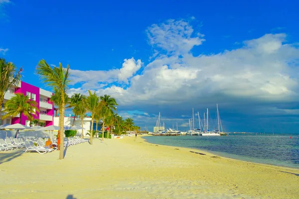 Cancun, Meksika - 10 Ocak 2018: Güzel açık görünümü horizont binalarda ve beyaz kum plaj Karayip Denizi Cancun Meksika bazı tekne ile — Stok fotoğraf