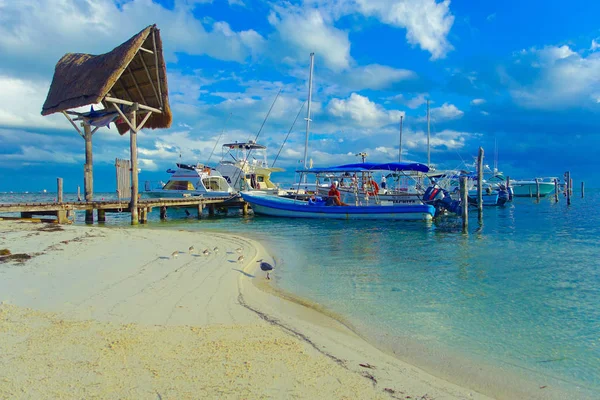 CANCUN, MEXICO - JANUARY 10, 2018: Beautiful outdoor view of many boats in the shore of a gorgeous white sand beach of Caribbean sea in Cancun Mexico — Stock Photo, Image