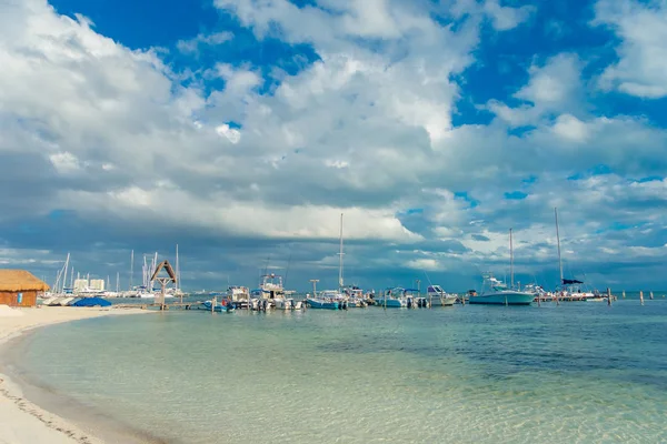 Cancun, mexiko - 10. januar 2018: schöne aussenansicht vieler boote am ufer eines wunderschönen weißen sandstrandes der karibik in cancun mexiko — Stockfoto