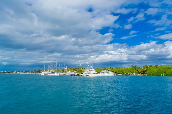 墨西哥岛 Mujeres, 2018年1月10日: 在加勒比海的 horizont 海滩岛 Mujeres 的许多船只和一些建筑物的惊人的户外景观, 在墨西哥的绿松石水 — 图库照片