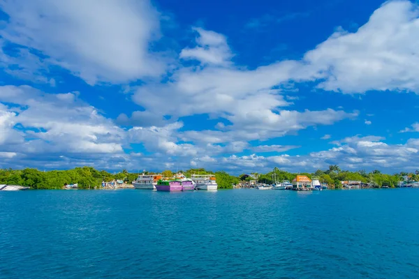 Isla Mujeres, Mexikó, 2018. január 10.: Elképesztő szabadtéri nézet egyes épületek a horizont a strand Isla Mujeres a Karib-tenger, mexikói türkizkék vízzel és számos hajó — Stock Fotó