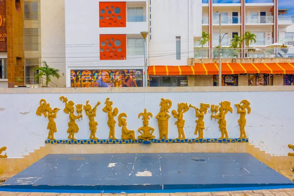 Playa del Carmen, México - 10 de janeiro de 2018: Vista ao ar livre da parede esculpida com forma de mexicanos indígenas, localizada em um parque de playa del Carmen, México — Fotografia de Stock