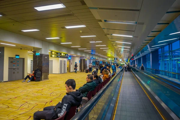 Σιγκαπούρη, Σιγκαπούρη - 30 Ιανουαρίου 2018: Αγνώστων ανθρώπους που περπατούν κοντά μια κυλιόμενες σκάλες στο Διεθνές Αεροδρόμιο Changi της Σιγκαπούρης. Το Αεροδρόμιο Changi της εξυπηρετεί περισσότερα από 100 αεροπορικές εταιρίες 6.100 — Φωτογραφία Αρχείου