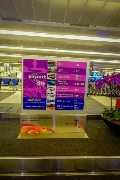 Singapur, Singapur - 30 stycznia. 2018: kryty widok informacyjny znak opłaty za transport z lotniska Changi. Singapur Changi Lotnisko, jest podstawowym Lotnisko cywilne w Singapurze — Zdjęcie stockowe