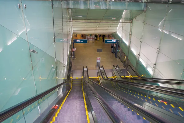 SINGAPUR, SINGAPUR - ENERO 30. 2018: Escalera mecánica en el aeropuerto internacional de Changi en Singapur —  Fotos de Stock