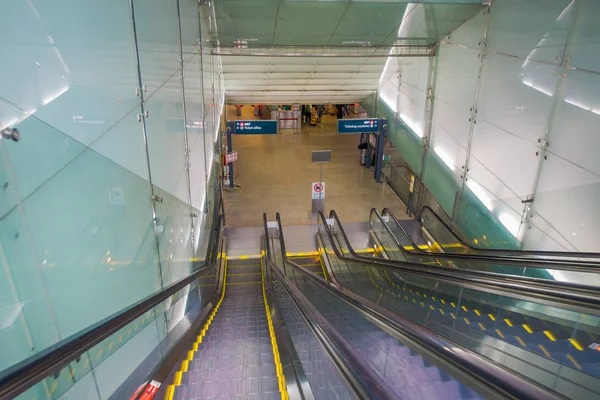 Σιγκαπούρη, Σιγκαπούρη - 30 Ιανουαρίου. 2018: κυλιόμενες σκάλες στο Αεροδρόμιο Changi της Σιγκαπούρης — Φωτογραφία Αρχείου