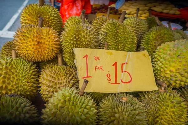 SINGAPOUR, SINGAPOUR - 30 JANVIER. 2018 : Gros plan sur les fruits du durian, le célèbre fruit tropical des pays asiatiques avec sa peau épineuse mais délicieuse et savoureuse à l'intérieur. il a une forte odeur et — Photo