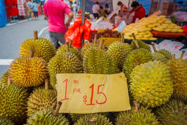 SINGAPORE, SINGAPORE - JANUARY 30. 2018: Close up of durian fruit, the famous tropical fruit in asian countries with its thorny skin but delicious and tasty creamy inside. it has strong smell and — Stock Photo, Image