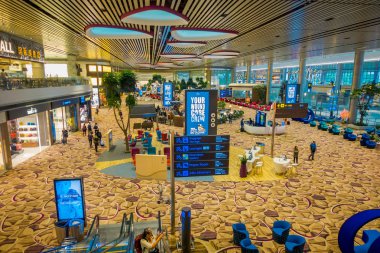 Singapore, Singapur - 30 Ocak 2018: Changi Havaalanı iç çeşitli bilgilendirici işaretleri görünümünü bulunan