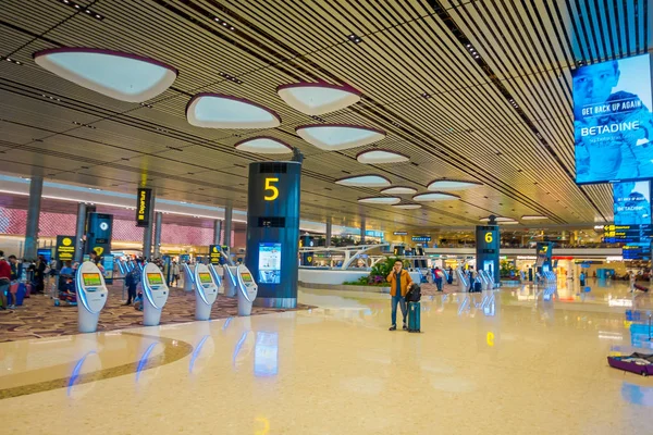 Singapore, Singapore - 30 januari 2018: Indoor weergave van niet-geïdentificeerde mensen lopen dicht bij een vertrek poort nummer 5 staan dicht bij een zelf inchecken kiosk in Singapore Changi Airport — Stockfoto