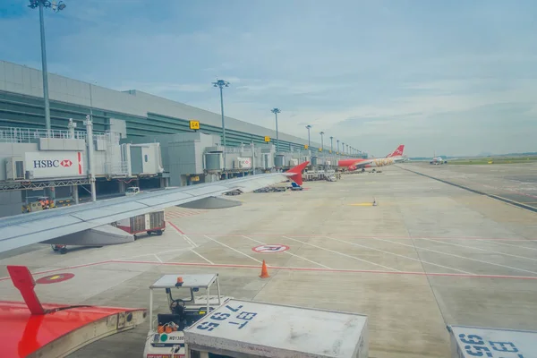 СИНГАПУР, СИНГАПУР - 30 ЯНВАРЯ 2018 года: вид на открытую автостоянку Air asia в аэропорту Чанги в Сингапуре. Аэропорт Чанги - 42 млн пассажиров в год, это самый загруженный аэропорт в мире. — стоковое фото