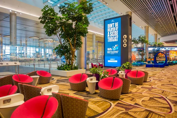 SINGAPORE, SINGAPORE - 30 GENNAIO 2018: Splendida vista interna sull'area lounge d'attesa con alcuni divani all'interno dell'aeroporto internazionale Changi — Foto Stock