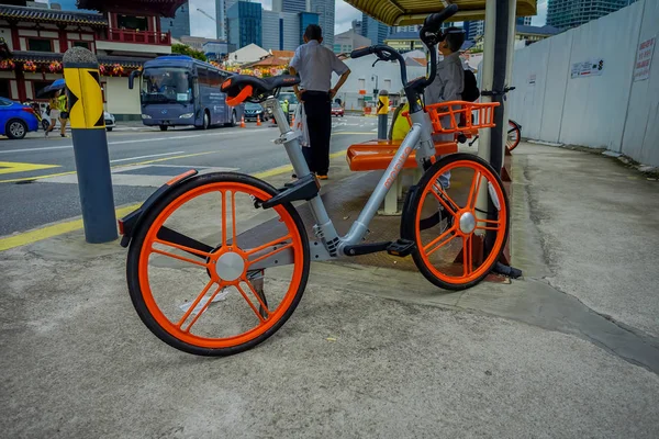 Singapore, Szingapúr - január 30. 2018: szabadtéri nézete megosztott kerékpárok Szingapúrban. A fő kerékpár megosztási társaságai Mobike, Ofo és Obike — Stock Fotó
