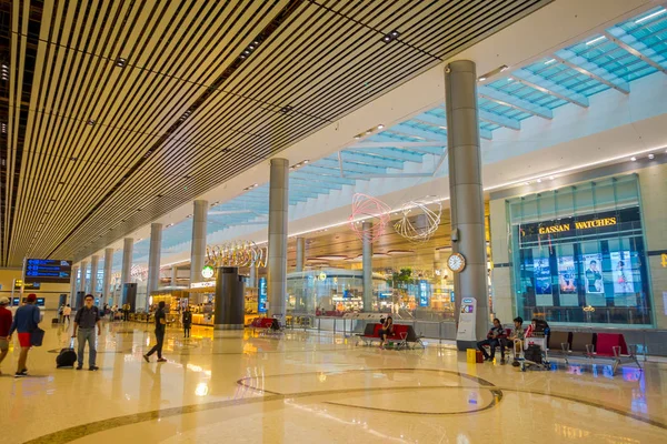 Singapore, Singapore - 30 januari 2018: Niet-geïdentificeerde mensen lopen binnenkant van Singapore Changi international Airport — Stockfoto