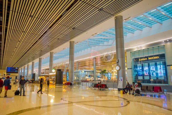 Singapore, Singapur - 30 Ocak 2018: Singapur Changi Uluslararası Havalimanı içinde yürüyüş tanımlanamayan kişi