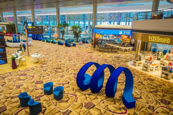Singapur, Singapur - 30. ledna 2018: Nahoře vnitřní pohled krásné modré abstraktní umění se nachází v salonku uvnitř Changi Mezinárodní letiště — Stock fotografie