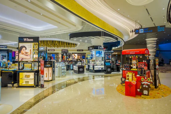 SINGAPUR, SINGAPUR - 30 DE ENERO DE 2018: Vista interior de personas no identificadas comprando cosas dentro de una tienda en el aeropuerto de Singapur Changi — Foto de Stock