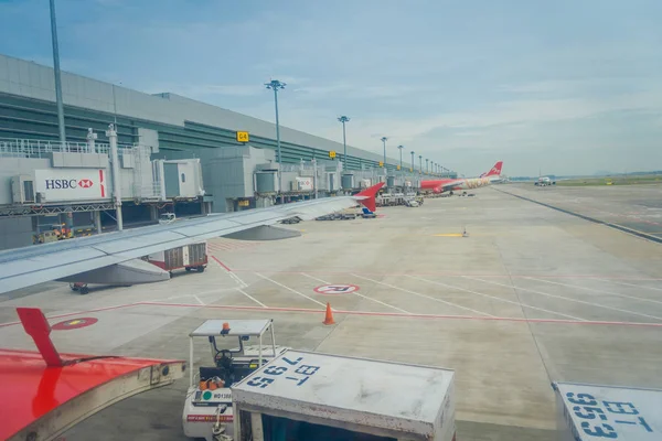 SINGAPUR, SINGAPUR - 30 DE ENERO DE 2018: Vista al aire libre del estacionamiento de Air Asia en el aeropuerto de Changi en Singapur. Aeropuerto de Changi 42 millones de pasajeros al año, es el aeropuerto más concurrido del mundo mejor asia — Foto de Stock