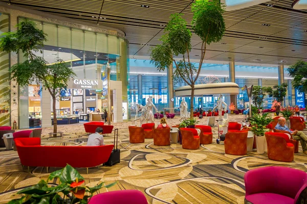 СИНГАПУР, СИНГАПУР - 30 ЯНВАРЯ 2018: Шикарный вид на крытый зал ожидания с диванами в международном аэропорту Чанги — стоковое фото